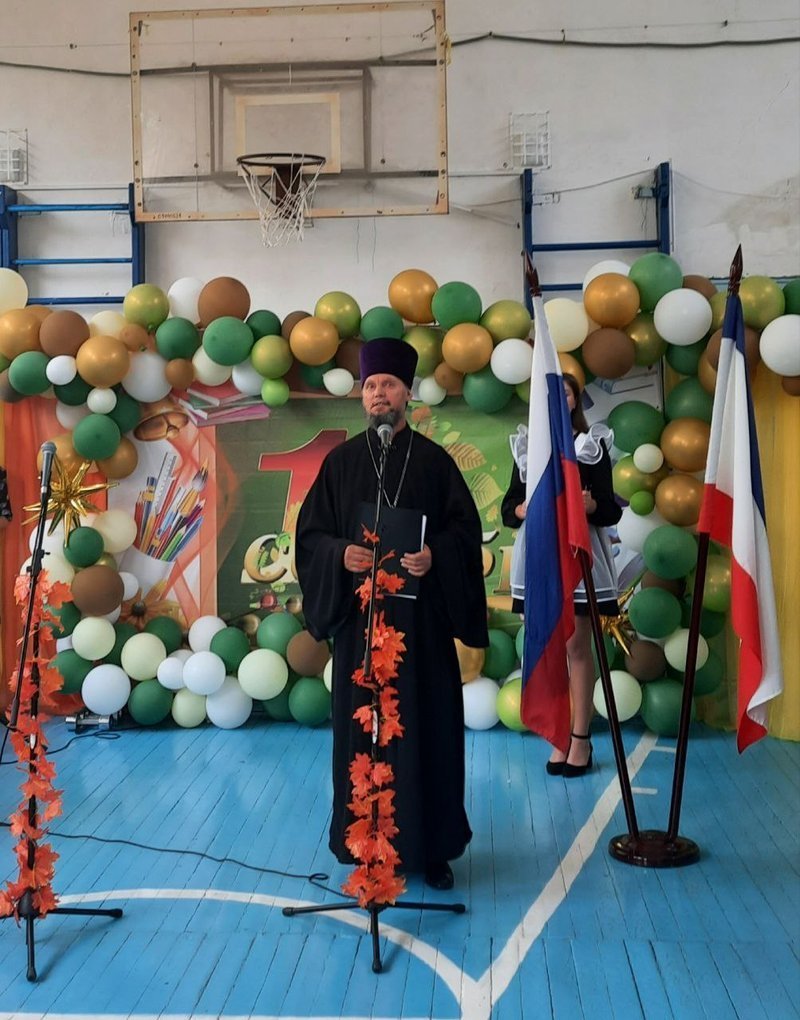 Благочинный поздравил педагогов и учащихся Первомайскойской школы №2 с Днем Знаний