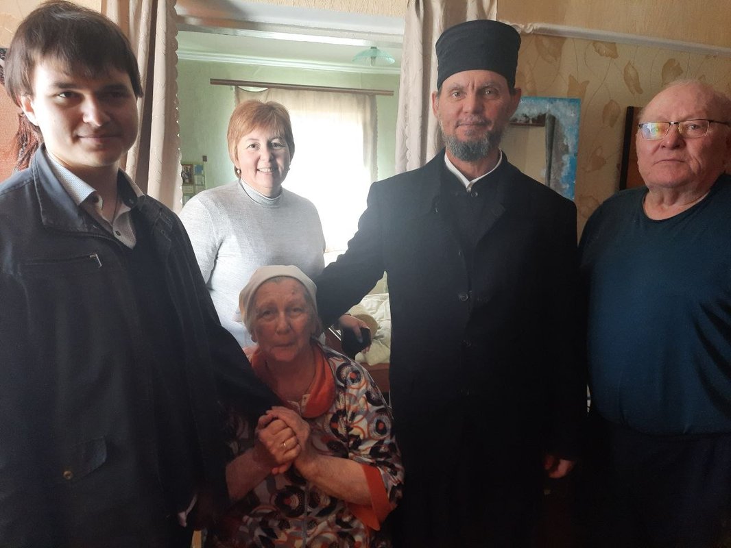 Посещение и поздравление с Пасхой Христовой пожилых прихожан.
