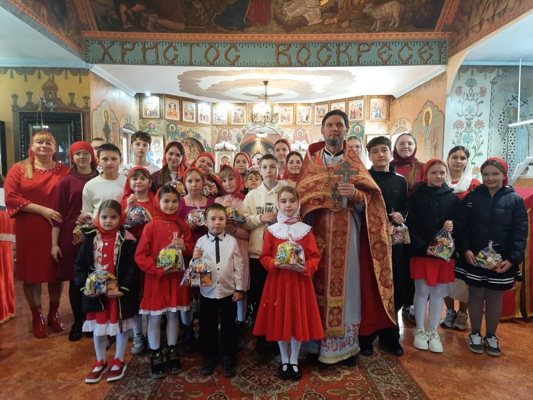 Богослужение в Понедельник Светлой Седмицы и Крестный ход с участием воспитанников воскресной школы