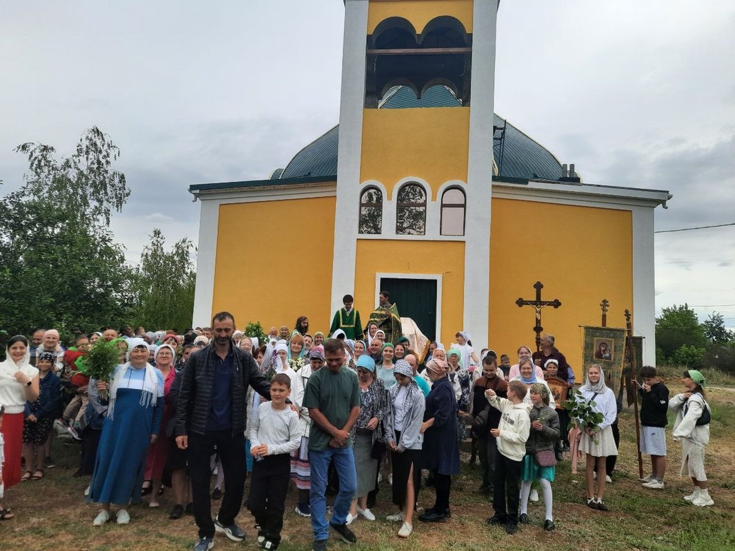 День Святой Троицы - престольный праздник и крестный ход.